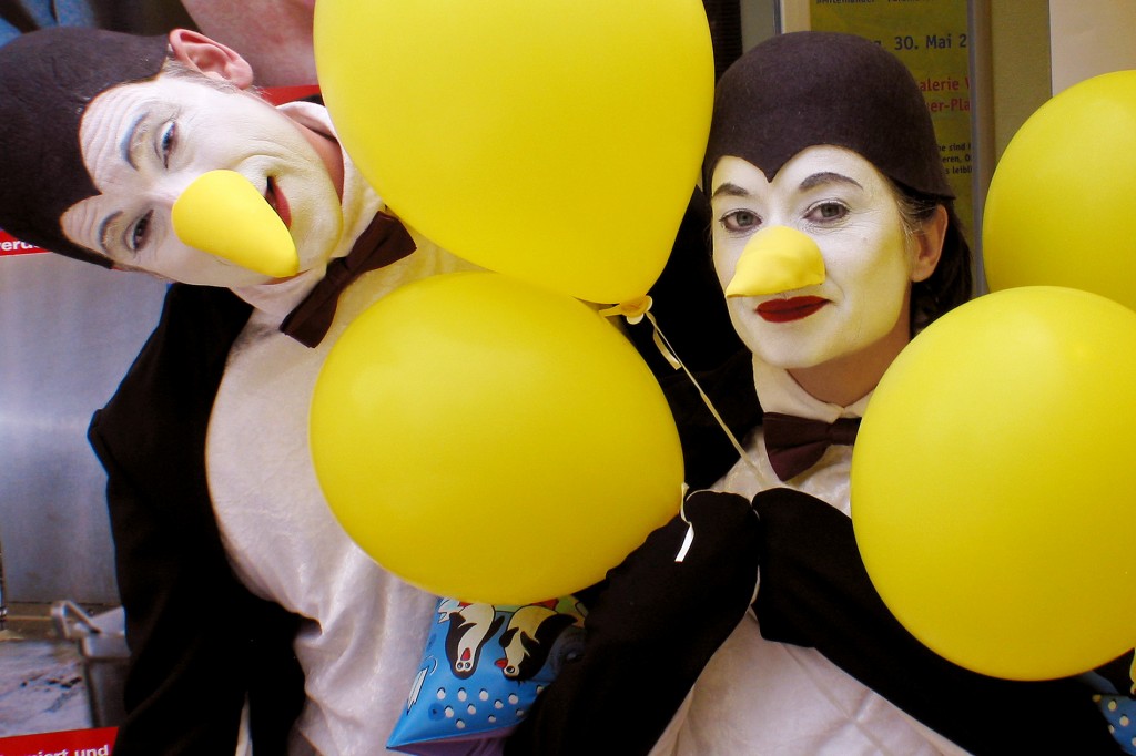Die Eisbrecher einer Veranstaltung - der Walking Act "Pinguine". | Caracho Event-Theater aus Köln