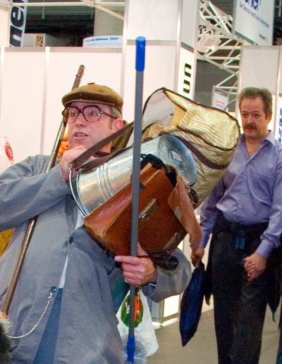 CARACHO Event-Theater Walk Acts Unterhaltungskünstler Eventkünstler Walking Act Messe