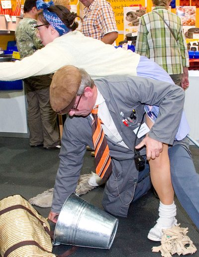 CARACHO Event-Theater Walk Acts Unterhaltungskünstler Eventkünstler Walking Act Messe