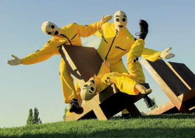 Walk Act Künstler als Crashtest Dummies bei einem Auto Event