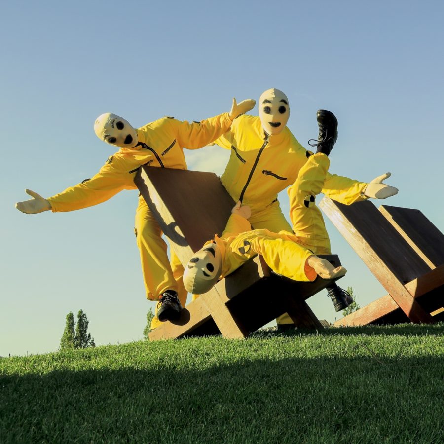2016-07-Autostadt-002 Walk Act Künstler als Crashtest Dummies bei einem Auto Event