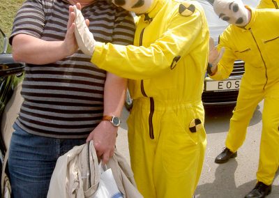 Walk Act Künstler als Crashtest Dummies bei einem Outdoor Auto Event mit Gästen