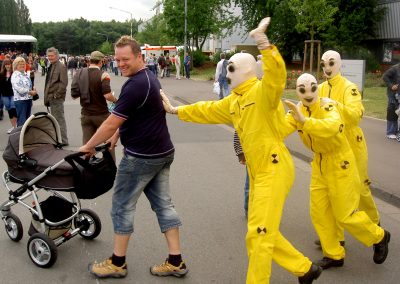 Walk Act Künstler als Crashtest Dummies bei einem Outdoor Auto Event mit Gästen