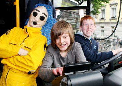 Walk Act Künstler als Crashtest Dummies bei einem Outdoor Auto Event mit Gästen