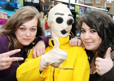 Walk Act Künstler als Crashtest Dummies bei einem Outdoor Auto Event mit Gästen