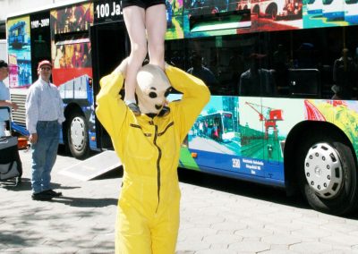 Walk Act Künstler als Crashtest Dummies bei einem Outdoor Auto Event mit Gästen