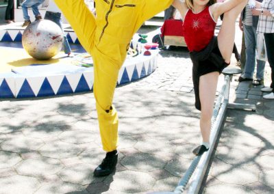 Walk Act Künstler als Crashtest Dummies bei einem Outdoor Auto Event mit Gästen