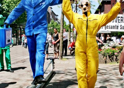 Walk Act Künstler als Crashtest Dummies bei einem Outdoor Auto Event mit Gästen