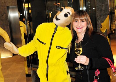 Walk Act Künstler als Crashtest Dummies bei einem Auto Event im Autohaus mit Gästen