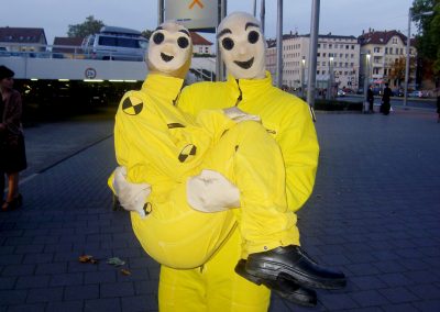 Walk Act Künstler als Crashtest Dummies bei einem Auto Event im Autohaus