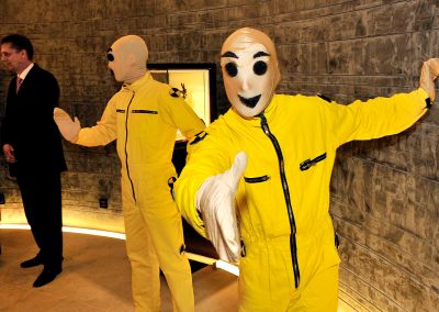 Walk Act Künstler als Crashtest Dummies bei einem Auto Event im Autohaus zur Begrüßung der Gäste