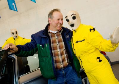 Walk Act Künstler als Crashtest Dummies bei einem Auto Event mit Gästen