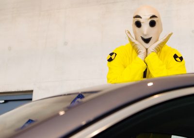 Walk Act Künstler als Crashtest Dummies bei einem Auto Event im Autohaus