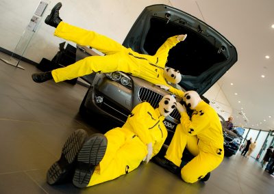 Walk Act Künstler als Crashtest Dummies bei einem Auto Event im Autohaus