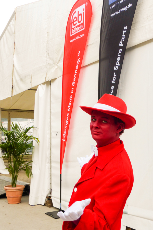 Walk Act Smarties Eventkünstler auf einer Messe