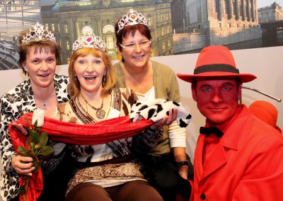 Interaktive Eventfotografie mit Show und Unterhaltungsfotografie hier mit zusätzlichem Walk Act Künstler