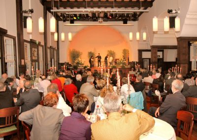 Improvisationstheater auf der Bühne mit mehreren Künstlern als Impro Krimi Dinner