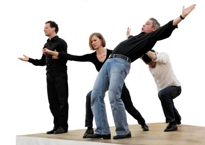 Improvisationstheater auf der Bühne mit mehreren Künstlern