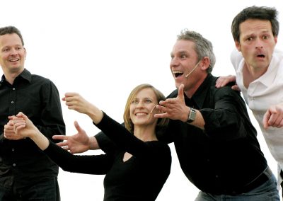 Improvisationstheater auf der Bühne mit mehreren Künstlern