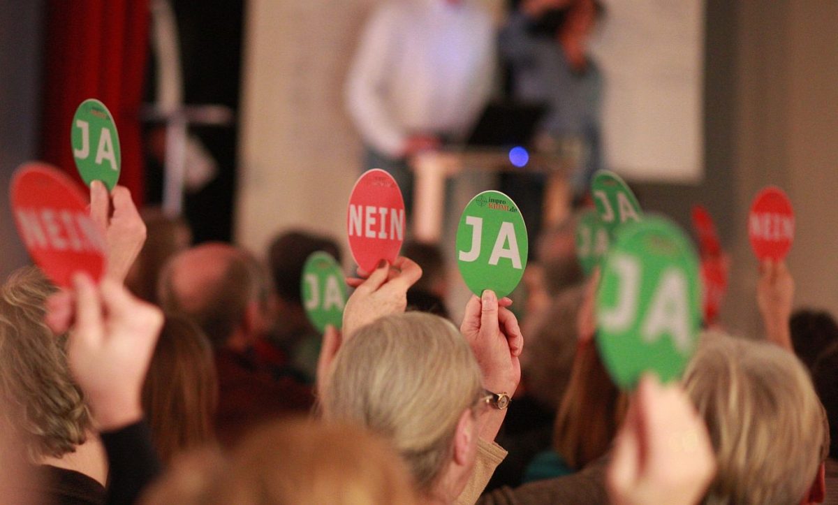 Improkrimi-6 Improtheater Stimmungsbild beim Impro Krimi Dinner wo Zuschauer den Täter ermitteln