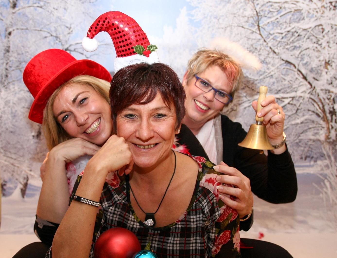 gaeste-lachen-weihnachtsfeier Lachende Gäste auf einer Weihnachtsfeier mit Improtheater & Walk Act Künstlern